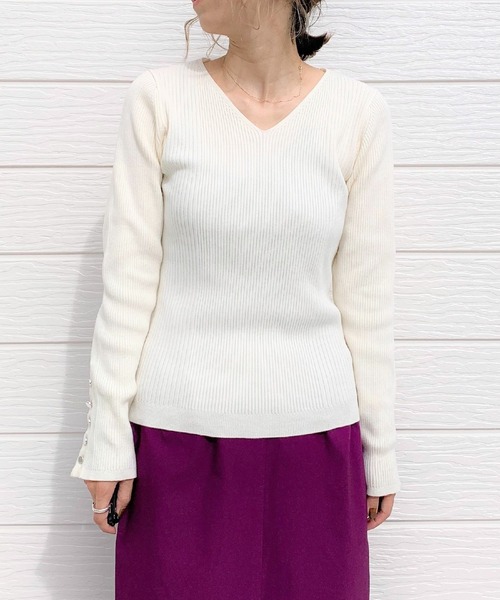 Q(キュー)の「リブリブVネックニット(ニット/セーター・レディース・ピンク/アイボリー/ブラック/ブルー・MEDIUM)」の12枚目の写真