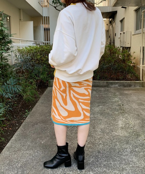 mi via loca（ミヴィアロカ）の「リブ部分配色ロゴスウェット（スウェット・レディース・オフホワイト/ピンク/ライトベージュ・FREE）」の16枚目の写真