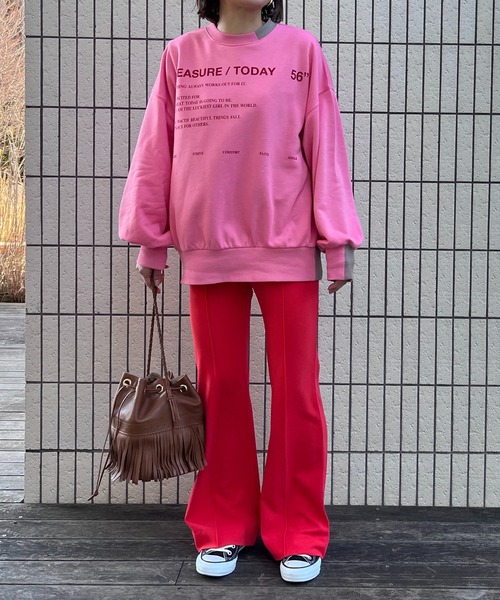 mi via loca（ミヴィアロカ）の「リブ部分配色ロゴスウェット（スウェット・レディース・オフホワイト/ピンク/ライトベージュ・FREE）」の13枚目の写真