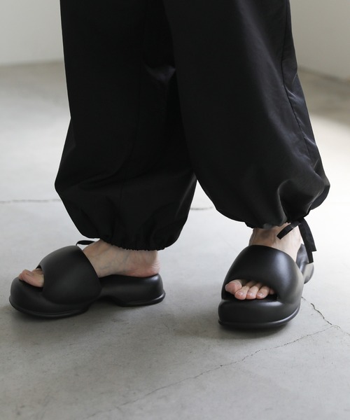 select MOCA（セレクトモカ）の「エアリーボリュームサンダル（サンダル・レディース・ブラック・SMALL/MEDIUM/LARGE）」の5枚目の写真