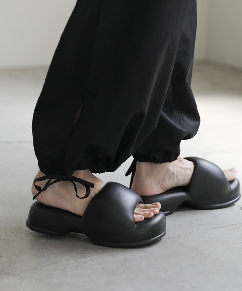 select MOCA（セレクトモカ）の「エアリーボリュームサンダル（サンダル・レディース・ブラック・SMALL/MEDIUM/LARGE）」の2枚目の写真