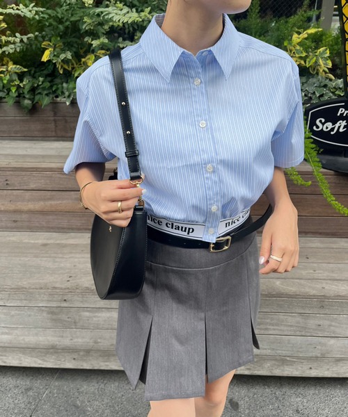 one after another NICE CLAUP（ワンアフターアナザーナイスクラップ）の「ロゴテープショートシャツ（シャツ/ブラウス・レディース・サックスブルー/ホワイト×ブラック/オフホワイト/ストライプ・FREE）」の4枚目の写真