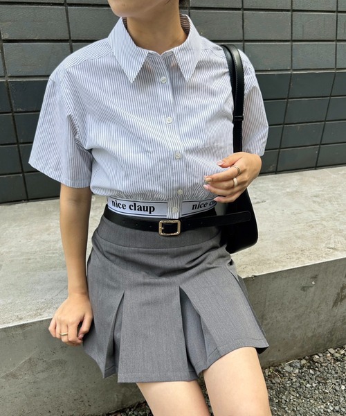 one after another NICE CLAUP（ワンアフターアナザーナイスクラップ）の「ロゴテープショートシャツ（シャツ/ブラウス・レディース・サックスブルー/ホワイト×ブラック/オフホワイト/ストライプ・FREE）」の12枚目の写真
