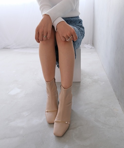 Bridget Birkin(ブリジットバーキン)の「【Bridget Birkin】アクセサリーパールチェーンショートブーツ(533025)(ブーツ・レディース・ベージュ/ブラック/アイボリー・L/M/S)」の10枚目の写真
