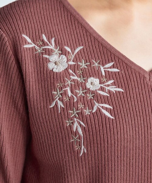 Tiaclasse（ティアクラッセ）の「【洗える】刺繍リブニットトップス（ニット/セーター・レディース・ブラック/ベージュ/ネイビー/ピンク・XXL/XL）」の6枚目の写真