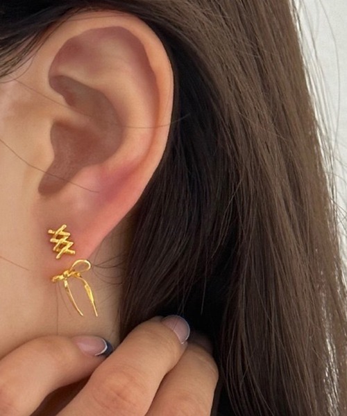 LYEON（リヨン）の「レースアップリボンピアス（ピアス（両耳用）・レディース・ゴールド/シルバー・FREE）」の2枚目の写真