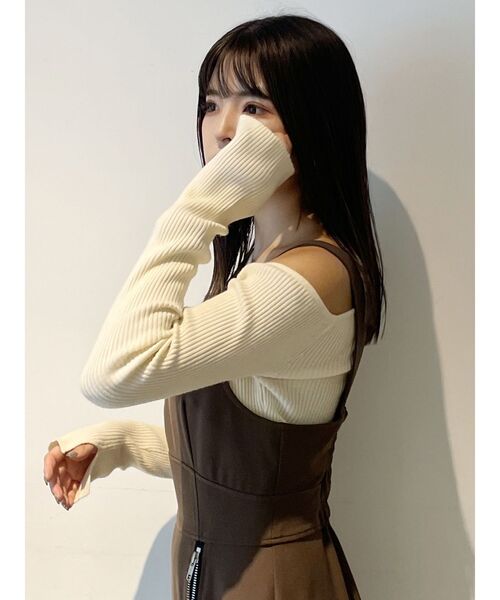 MURUA（ムルーア）の「スリットスリーブワンショルニット（ニット/セーター・レディース・オレンジ/ブルー/ブラック/ベージュ/アイボリー・FREE）」の7枚目の写真