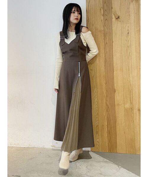 MURUA（ムルーア）の「スリットスリーブワンショルニット（ニット/セーター・レディース・オレンジ/ブルー/ブラック/ベージュ/アイボリー・FREE）」の8枚目の写真