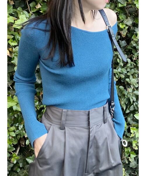 MURUA（ムルーア）の「スリットスリーブワンショルニット（ニット/セーター・レディース・オレンジ/ブルー/ブラック/ベージュ/アイボリー・FREE）」の16枚目の写真