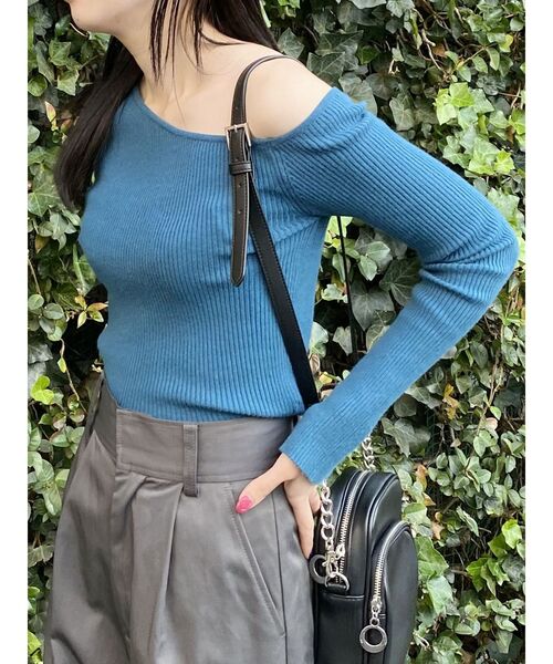 MURUA（ムルーア）の「スリットスリーブワンショルニット（ニット/セーター・レディース・オレンジ/ブルー/ブラック/ベージュ/アイボリー・FREE）」の18枚目の写真