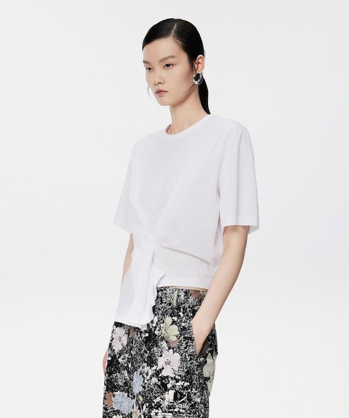 JNBY（ジェーエヌビーワイ）の「Pleated-waist Cropped T-Shirt / Tシャツ（Tシャツ/カットソー・レディース・ホワイト/ブラック・40/38/36）」の12枚目の写真