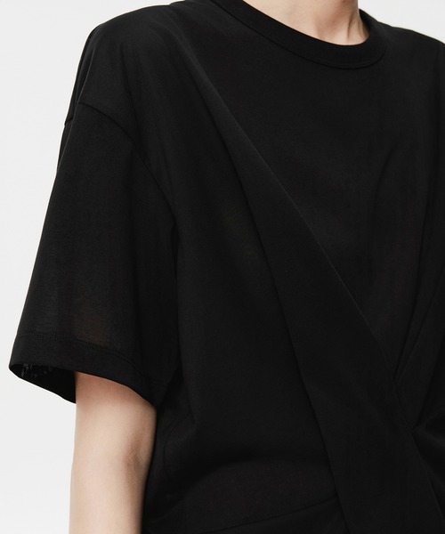 JNBY（ジェーエヌビーワイ）の「Pleated-waist Cropped T-Shirt / Tシャツ（Tシャツ/カットソー・レディース・ホワイト/ブラック・40/38/36）」の3枚目の写真