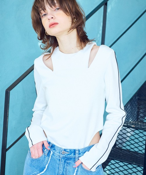 ELLEgirl(エルガール)の「ショルダージップスリットトップス【ELLEgirl/エル ガール】(Tシャツ/カットソー・レディース・ホワイト/ブラック・FREE)」の1枚目の写真