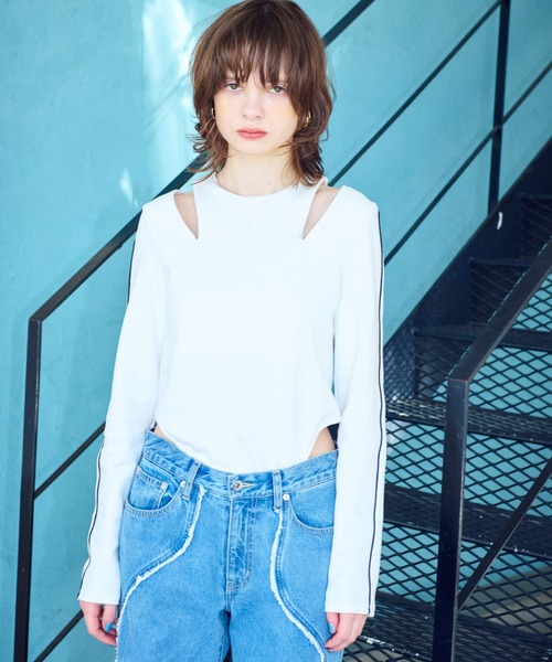 ELLEgirl(エルガール)の「ショルダージップスリットトップス【ELLEgirl/エル ガール】(Tシャツ/カットソー・レディース・ホワイト/ブラック・FREE)」の3枚目の写真