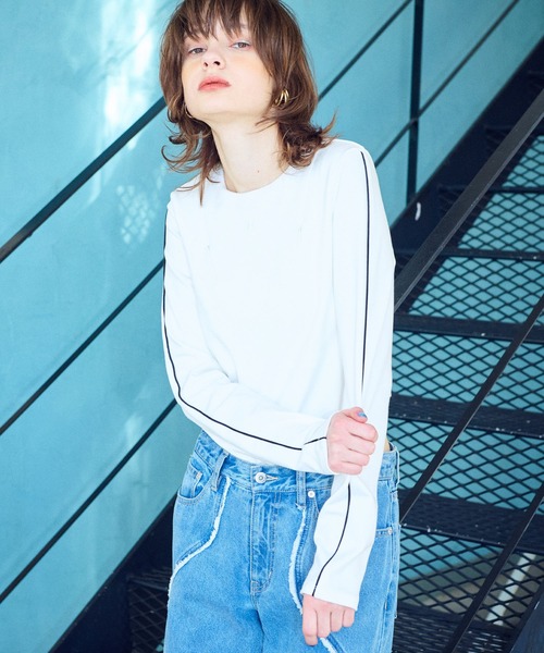 ELLEgirl(エルガール)の「ショルダージップスリットトップス【ELLEgirl/エル ガール】(Tシャツ/カットソー・レディース・ホワイト/ブラック・FREE)」の5枚目の写真