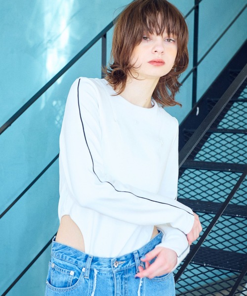 ELLEgirl(エルガール)の「ショルダージップスリットトップス【ELLEgirl/エル ガール】(Tシャツ/カットソー・レディース・ホワイト/ブラック・FREE)」の4枚目の写真