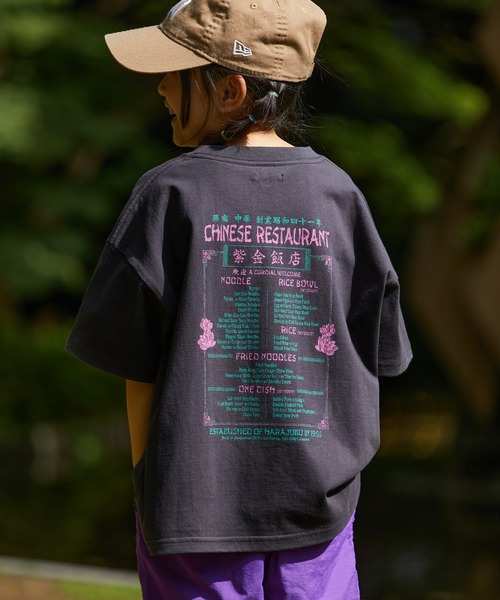 FREAK'S STORE(フリークスストア)の「限定展開 キッズ ビッグシルエット バックプリント クルーネック Tシャツ / 中華 チャイナデザイン / 紫金飯店(Tシャツ/カットソー・キッズ・チャコールグレー/サックスブルー/ホワイト・130/150/140/120)」の1枚目の写真