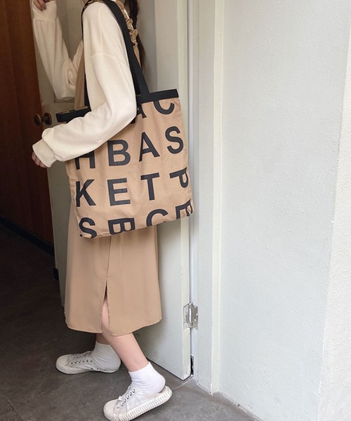 Teem Store(チームストア)の「アルファベットロゴプリント A4 トートバッグ(トートバッグ・レディース・ベージュ/ネイビー/ホワイト・F)」の8枚目の写真