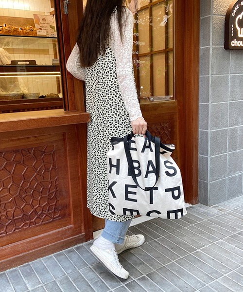 Teem Store(チームストア)の「アルファベットロゴプリント A4 トートバッグ(トートバッグ・レディース・ベージュ/ネイビー/ホワイト・F)」の9枚目の写真