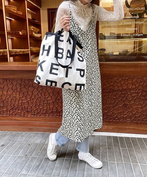 Teem Store(チームストア)の「アルファベットロゴプリント A4 トートバッグ(トートバッグ・レディース・ベージュ/ネイビー/ホワイト・F)」の11枚目の写真