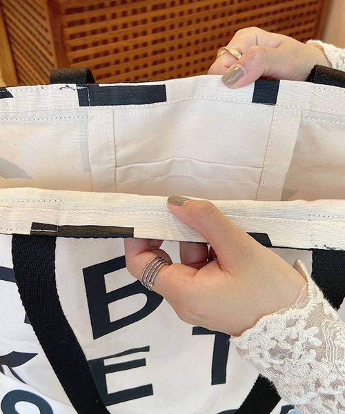 Teem Store(チームストア)の「アルファベットロゴプリント A4 トートバッグ(トートバッグ・レディース・ベージュ/ネイビー/ホワイト・F)」の12枚目の写真
