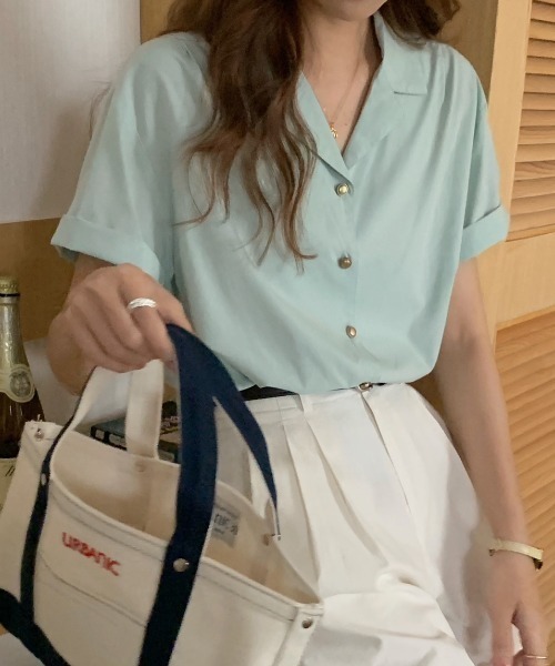 ECLIN（エクラン）の「ゴールドボタン半袖ルーズシャツ（シャツ/ブラウス・レディース・ブラック/ベージュ/グリーン/ホワイト/ピンク・M/L/XL）」の4枚目の写真