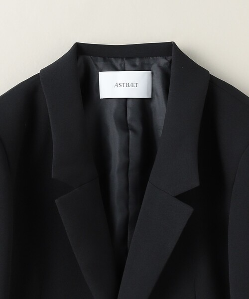 ASTRAET（アストラット）の「＜ASTRAET＞クロップ 2ボタン テーラードジャケット（テーラードジャケット・レディース・ブラック・1/0）」の2枚目の写真