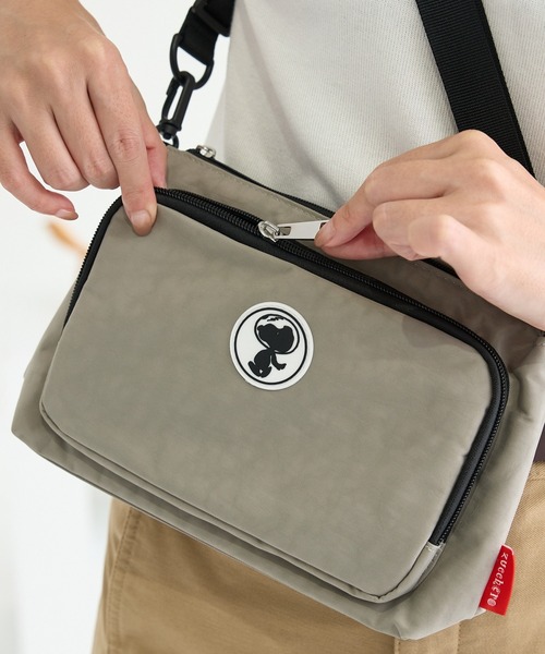 SNOOPY(スヌーピー)の「スヌーピー ピーナッツ お財布 ショルダーバッグ ミニバッグ カード入れ付き 軽量 軽い 旅行 62084(ショルダーバッグ・レディース・イエロー/グレー/グリーン/ブラック・FREE)」の7枚目の写真