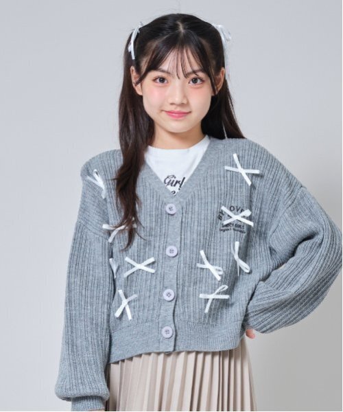 by LOVEiT（バイラビット）の「リボンカーディガンTシャツセット（ニット/セーター・キッズ・グレー/アイボリー/ブラック・120cm/130cm/140cm/150cm/160cm）」の3枚目の写真