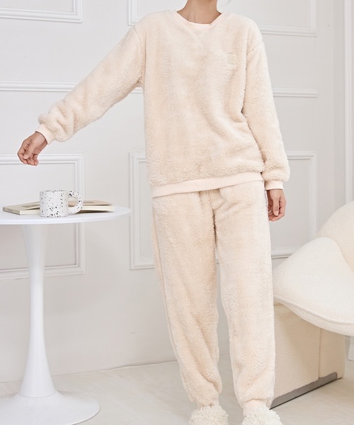 新品未使用さえらヒスクローネレースフリフリ付クリーム色パジャマセットルームウェア ソリッドカラー ボア フリース 長袖 ルームウエア（ルームウェア