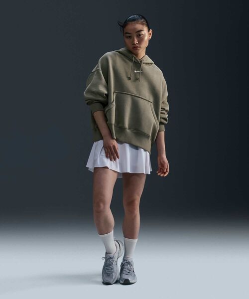 NIKE(ナイキ)の「《セットアップ対応商品》ナイキ スポーツウェア フェニックス フリース ウィメンズ オーバーオーバーサイズド プルオーバー パーカー / Nike Sportswear Phoenix Fleece Women's Over-Oversized Pullover Hoodie DQ5859-320 Light Army(パーカー・レディース・グリーン系その他2・S/M/L/2XL/XL/XS)」の4枚目の写真