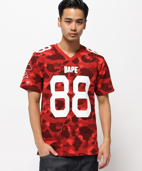 A BATHING APE カモ柄 フットボールシャツ 88 レッド A BATHING APE（アベイシングエイプ）の「COLOR CAMO FOOTBALL V NECK