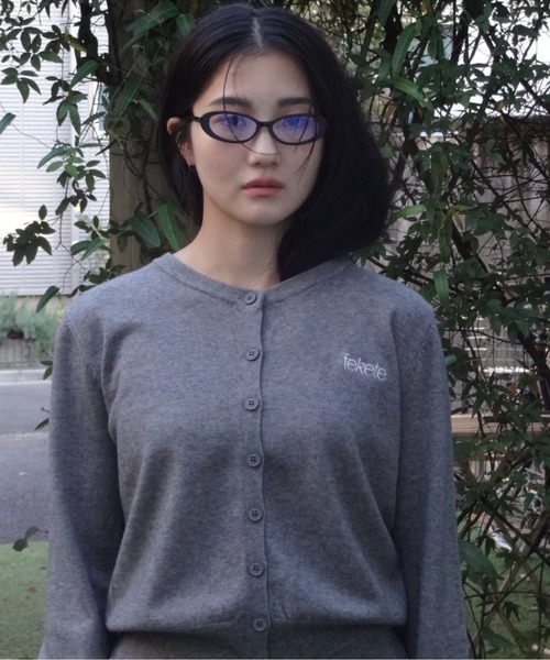 FEKETE(フェケテ)の「fekete CARDIGAN / feketeロゴカーディガン(カーディガン/ボレロ・レディース・ブラック/グレー/レッド・FREE)」の2枚目の写真