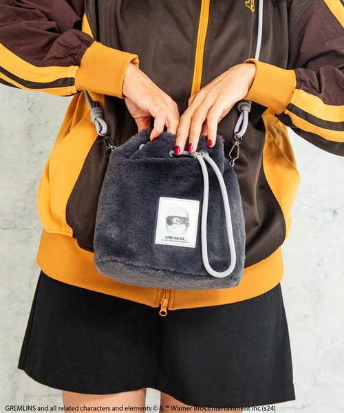 ACCOMMODE（アコモデ）の「グレムリン/ファー巾着ショルダー（ショルダーバッグ・レディース・ブラウン/ダークグレー/その他1・FREE）」の2枚目の写真