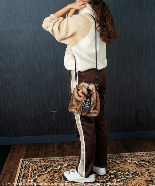 ACCOMMODE（アコモデ）の「グレムリン/ファー巾着ショルダー（ショルダーバッグ・レディース・ブラウン/ダークグレー/その他1・FREE）」の5枚目の写真