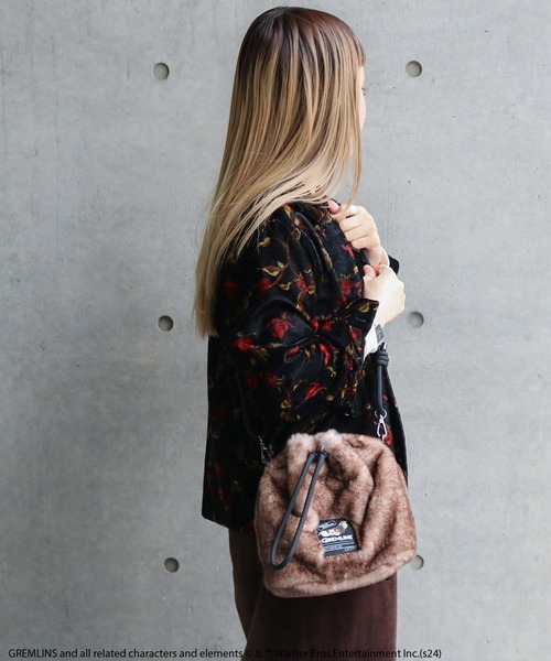 ACCOMMODE（アコモデ）の「グレムリン/ファー巾着ショルダー（ショルダーバッグ・レディース・ブラウン/ダークグレー/その他1・FREE）」の8枚目の写真