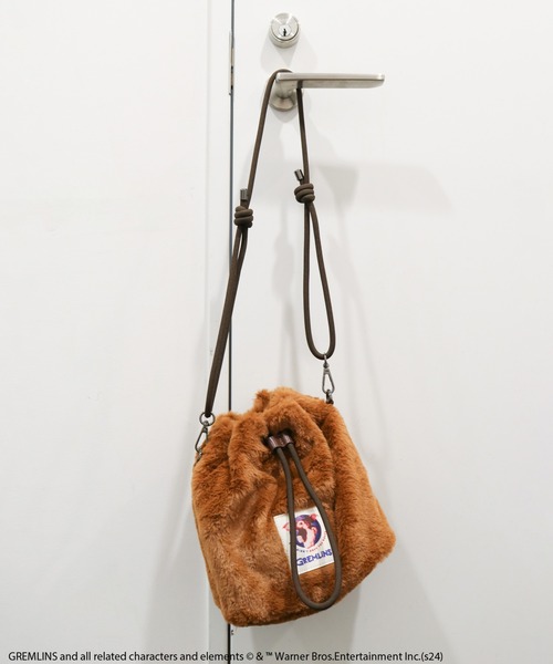 ACCOMMODE（アコモデ）の「グレムリン/ファー巾着ショルダー（ショルダーバッグ・レディース・ブラウン/ダークグレー/その他1・FREE）」の20枚目の写真
