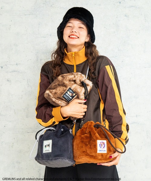 ACCOMMODE（アコモデ）の「グレムリン/ファー巾着ショルダー（ショルダーバッグ・レディース・ブラウン/ダークグレー/その他1・FREE）」の4枚目の写真