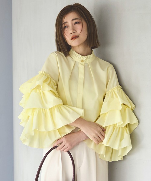 RUIRUE BOUTIQUE(ルイルエブティック)の「洗える | トリプル フリルスリーブ ブラウス | レディース 体型カバー 長袖 オフィスカジュアル きれいめ 上品 無地 華やか トップス シャツ(シャツ/ブラウス・レディース・ブラック/ペールイエロー/オフホワイト・S/M/L/LL/3L)」の9枚目の写真