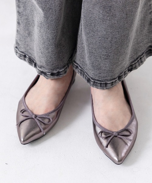 attagirl(アタガール)の「ポインテッドトゥリボンフラットシューズ(パンプス・レディース・ブラック/シルバー/シルバー系その他/ブラック系その他/ブラック系その他2/レオパード/ガンメタ/ホワイト系その他3/ブラック系その他3・22.0cm/22.5cm/23.0cm/23.5cm/24.0cm/24.5cm/25.0cm/25.5cm)」の9枚目の写真