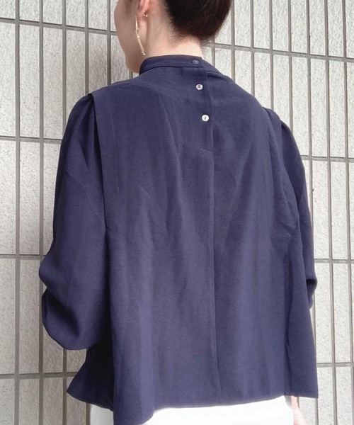 aquagarage（アクアガレージ）の「ショルダータックブラウス（シャツ/ブラウス・レディース・グレイッシュベージュ/レンガ/ネイビー・M/L）」の11枚目の写真