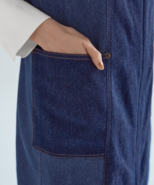 STYLE DELI（スタイルデリ）の「【LUXE】細見え配色デニムキャミワンピース（ワンピース・レディース・ネイビー・MEDIUM/SMALL）」の9枚目の写真