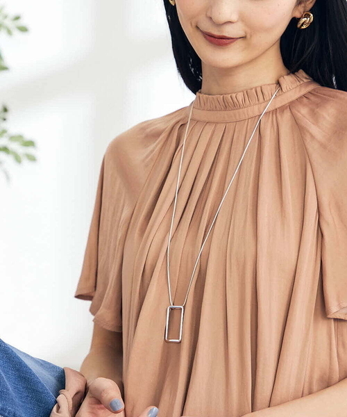a.v.v(アーヴェヴェ)の「スクエアワントップネックレス(ネックレス・レディース・ゴールド/シルバー・38)」の2枚目の写真