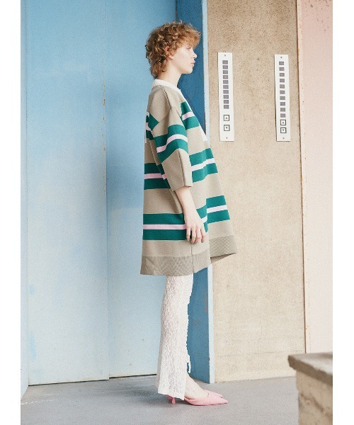 COEL(コエル)の「バックロゴラガーニットワンピース(ワンピース・レディース・ネイビー/ベージュ・FREE)」の4枚目の写真