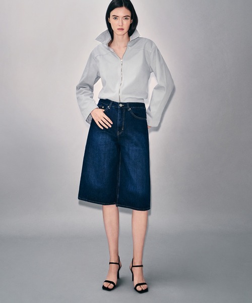 CHARLES & KEITH(チャールズ & キース)の「スクエアトゥ アンクルストラップヒールサンダル(サンダル・レディース・ブラック/オフホワイト・23cm/22.5cm/25.5cm/25cm/24.5cm/23.5cm/22cm)」の3枚目の写真