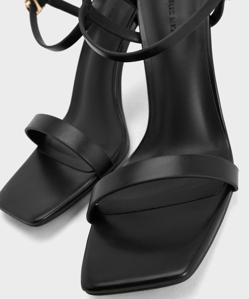CHARLES & KEITH(チャールズ & キース)の「スクエアトゥ アンクルストラップヒールサンダル(サンダル・レディース・ブラック/オフホワイト・23cm/22.5cm/25.5cm/25cm/24.5cm/23.5cm/22cm)」の7枚目の写真