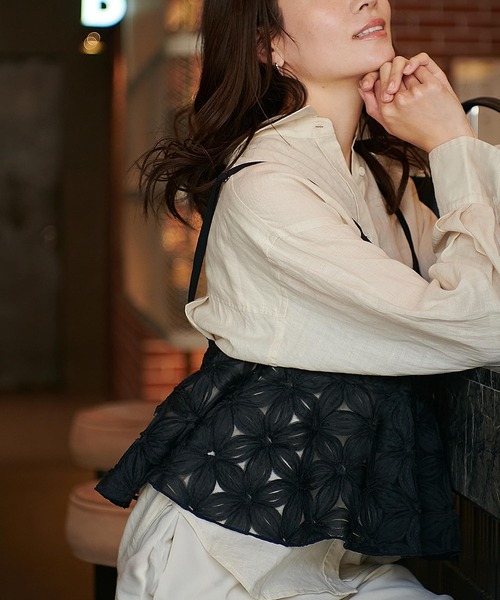 Jines（ジネス）の「チュールフラワーキャミ（シャツ/ブラウス・レディース・ブラック/ライトベージュ・38）」の9枚目の写真