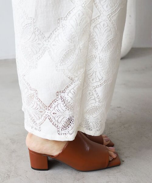 le.coeur blanc（ルクールブラン）の「《WEB限定アイテム》スクエアトゥカバードサンダル（サンダル・レディース・ブラウン/ブラック・36/37/38）」の11枚目の写真