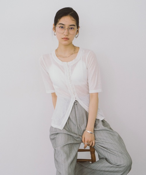 DRWCYS（ドロシーズ）の「フロントボタンシアーカーディガン（Tシャツ/カットソー・レディース・ホワイト/ブラック・FREE）」の11枚目の写真