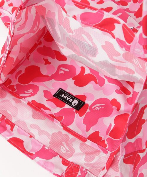 A BATHING APE（アベイシングエイプ）の「BAPE.COM CAMO GO APE POINTER COLLEGE TOTE BAG BAPEC（トートバッグ・メンズ・ネイビー/ピンク/ブルー/グリーン・FREE）」の5枚目の写真